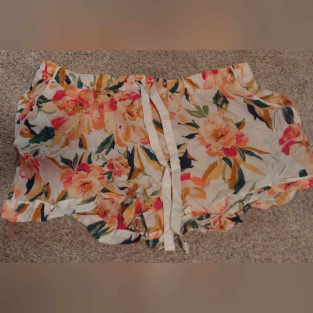 Women's size Medium shorts. Stars above brand